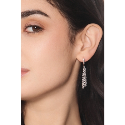 Boucles d’oreilles pendantes en or blanc 18k avec diamants en tissu
