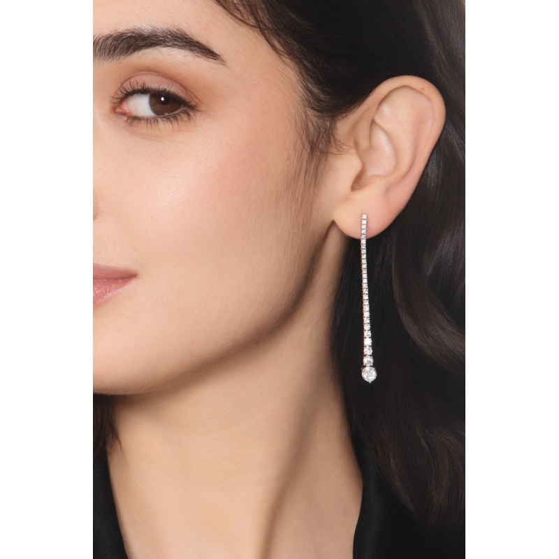 Boucles d’oreilles pendantes en or blanc 750 avec diamants