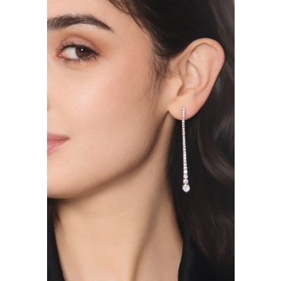 Boucles d’oreilles pendantes en or blanc 750 avec diamants