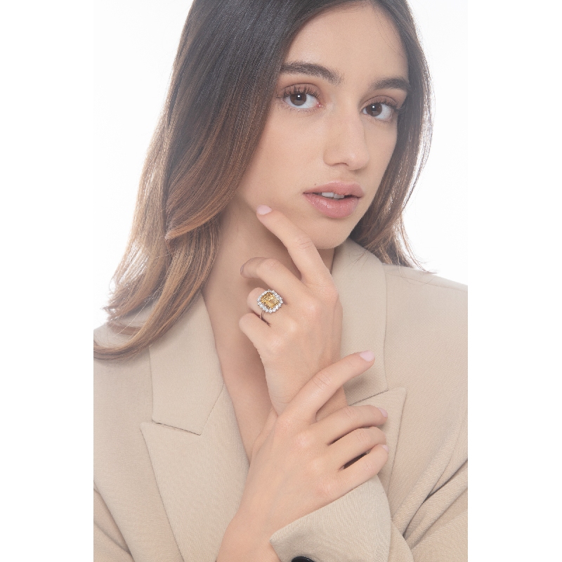 Bague halo en or blanc 18k avec diamants et citrine rectangulaire  Bague halo en or blanc 18k avec diamants et citrine rectangulaire