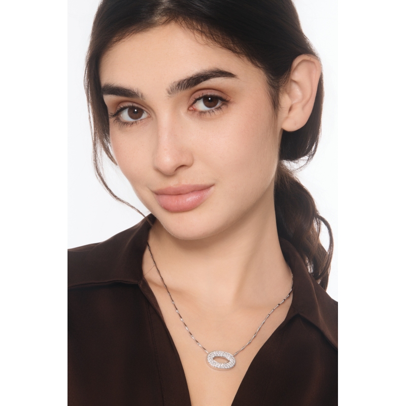 Collier avec pendentif ovale pavé en or blanc et diamants