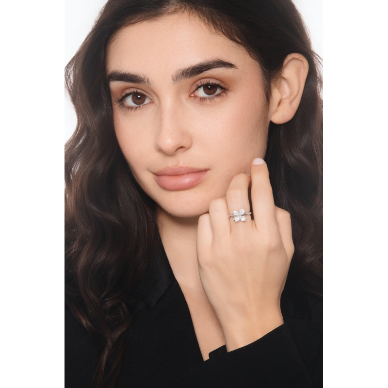 Bague fleur en or blanc avec diamants