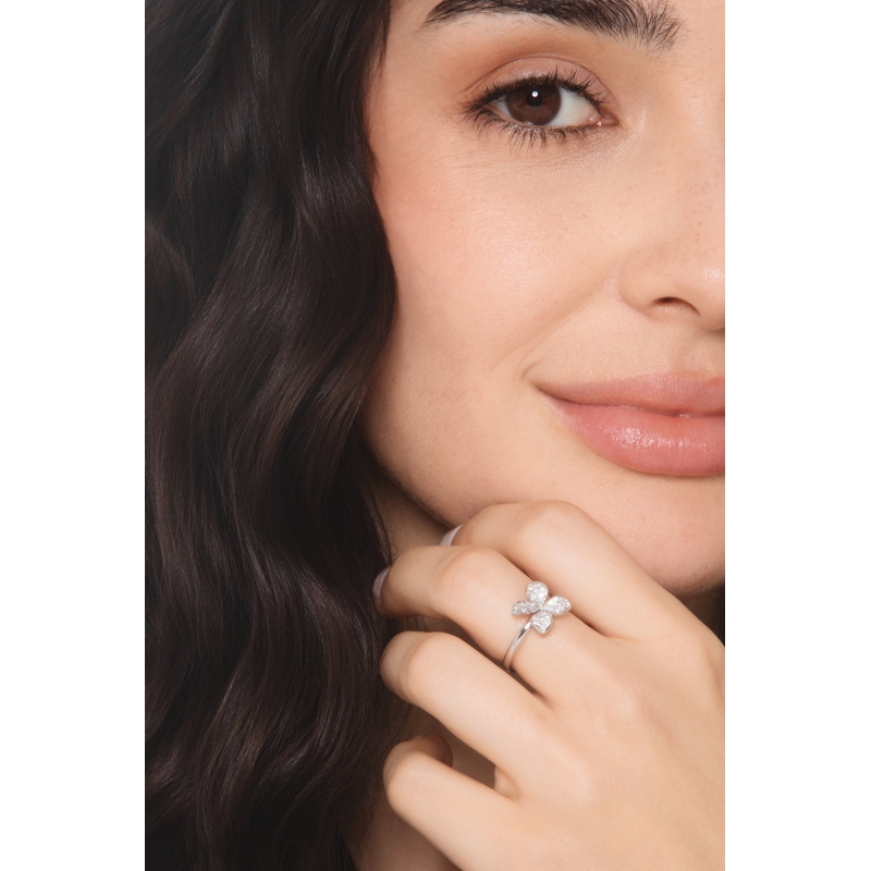 Bague fleur en or blanc avec diamants