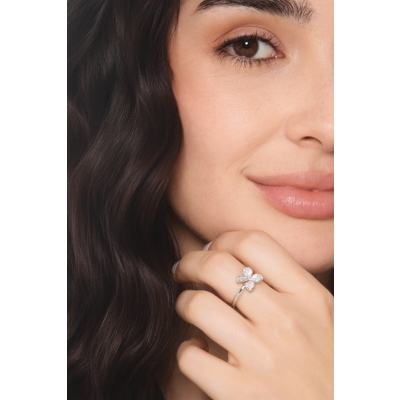Bague fleur en or blanc avec diamants
