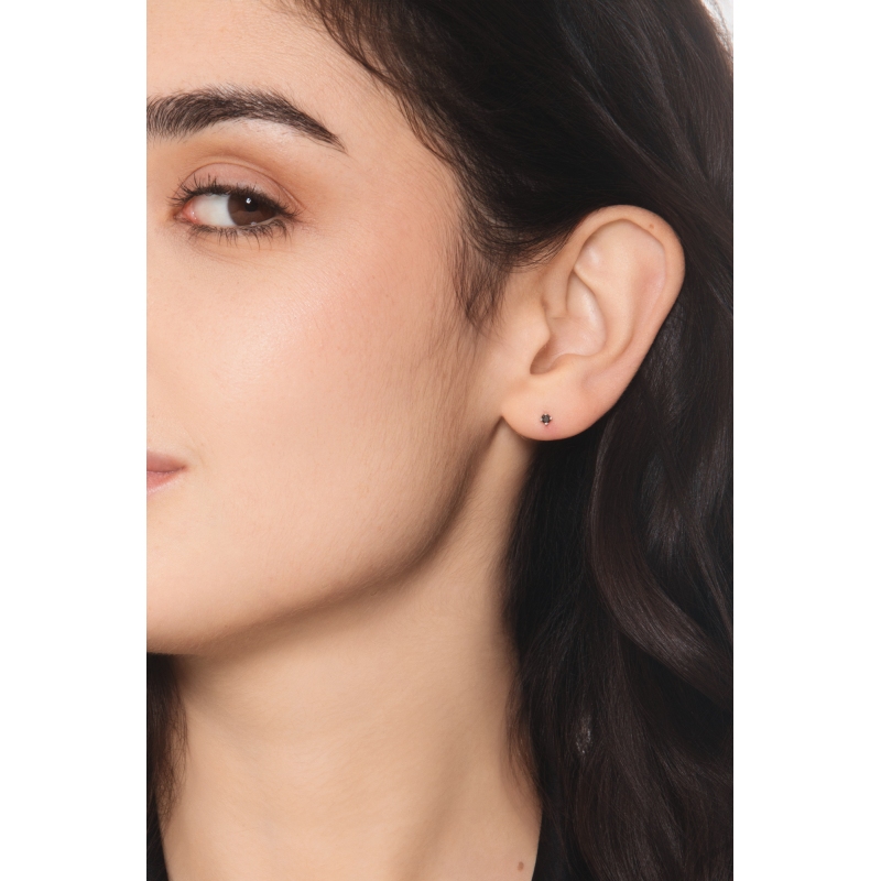 Mono boucle d’oreille en or blanc 18k diamant noir Mono boucle d’oreille en or blanc 18k diamant noir