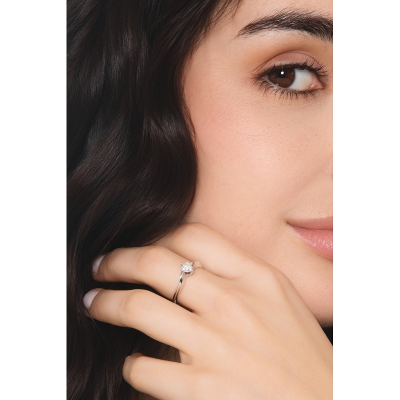 Bague de fiançailles en or blanc 18k avec un diamant 0.50 ct Bague de fiançailles en or blanc 18k avec un diamant 0.50 ct