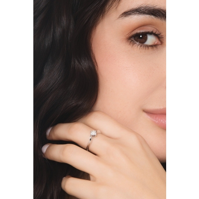 Bague de fiançailles en or blanc 18k avec un diamant 0.50 ct