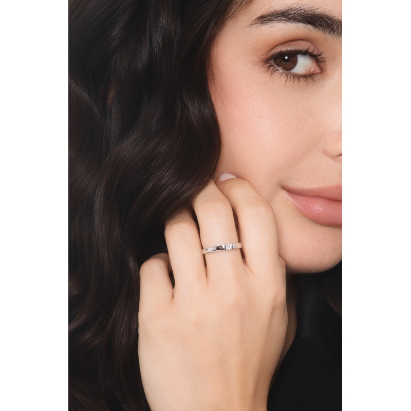 Bague solitaire moderne en or blanc 18k avec diamant serti clos