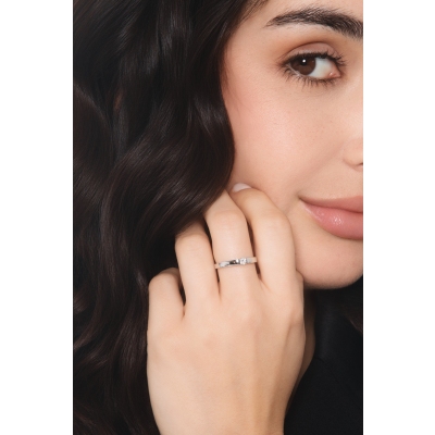 Bague solitaire moderne en or blanc 18k avec diamant serti clos