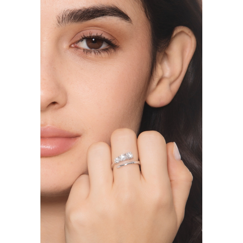 Bague trilogy contrarié en or blanc 750 trois diamants Bague trilogy contrarié en or blanc 750 trois diamants