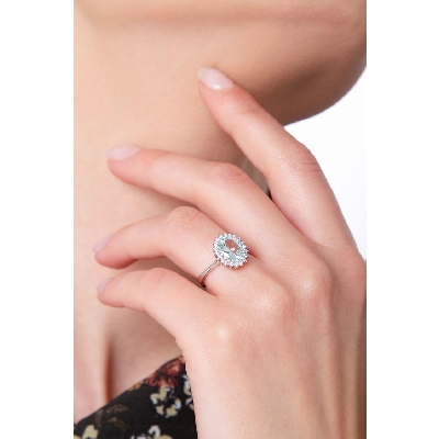 Bague en aigue-marine avec entourage de diamant or 750