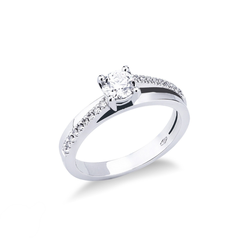 Bague solitaire en or blanc 18K avec diamant de 0,40 ct Bague solitaire en or blanc 18K avec diamant de 0,40 ct