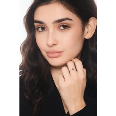 Bague en or blanc 18k avec rubis 5x4 mm et diamants