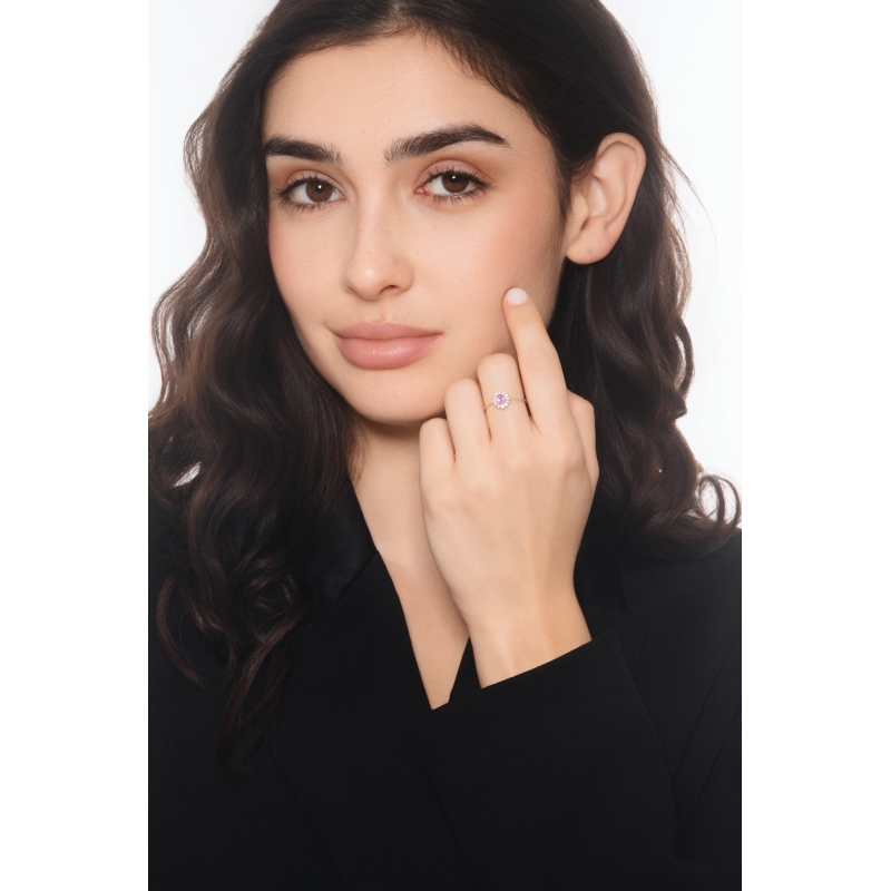 Anillo en oro blanco 18k con zafiro rosa halo y diamantes