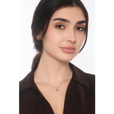 Collier contourné en or blanc 18k avec rubis 5x4 mm et diamants
