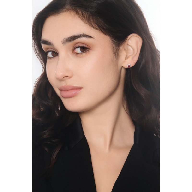 Boucles d’oreilles contournées en or blanc 18k avec rubis et diamants