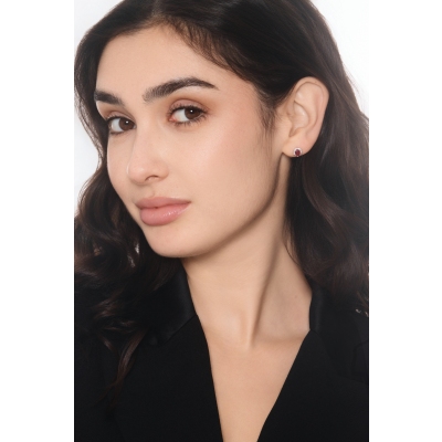 Boucles d’oreilles contournées en or blanc 18k avec rubis et diamants
