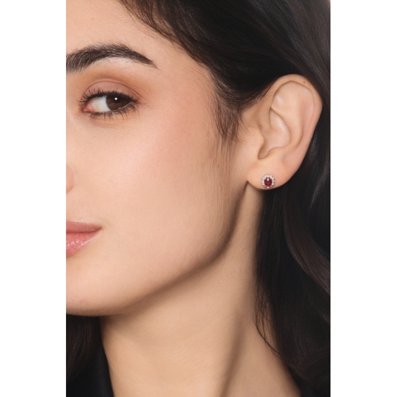 Boucles d’oreilles contournées en or blanc 18k avec rubis et diamants