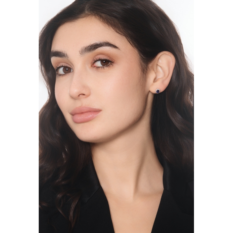Boucles d’oreilles contournées en or blanc 18k avec saphir bleu et diamants