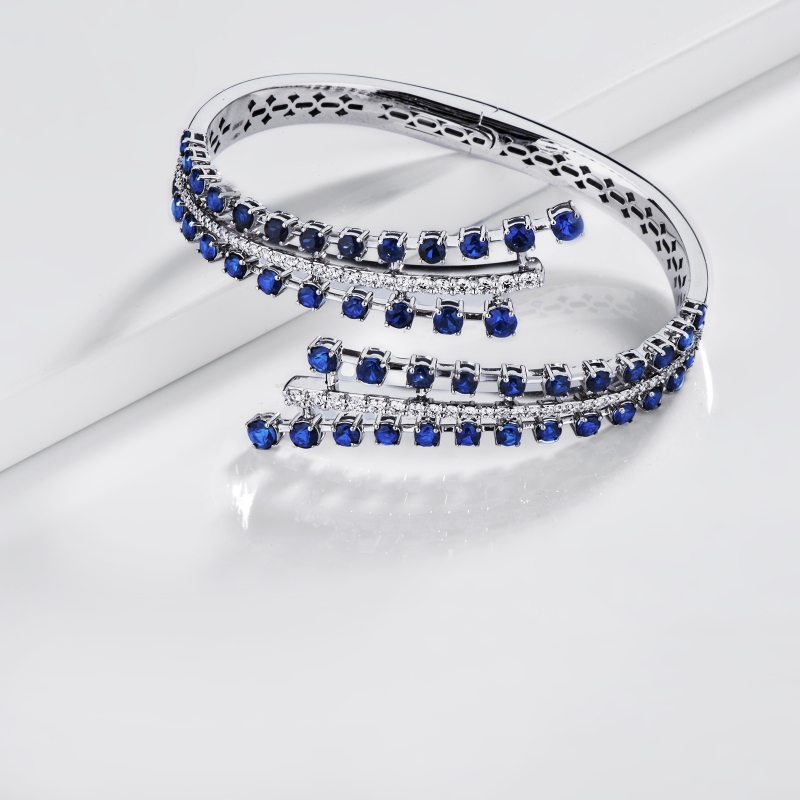 Bracelet semi-rigide en or blanc 18k avec saphirs bleus et diamants