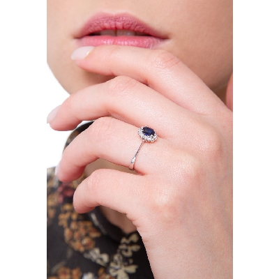 Bague en or blanc avec saphir bleu et halo de diamants