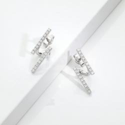 Boucles d’oreilles barrette en or blanc 18k serties de diamants