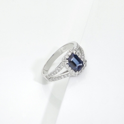 Bague halo en Or Blanc 18k avec Saphir Bleu et Diamants