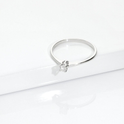 Bague solitaire en or blanc 18k à quatre griffes avec diamant ct. 0,10