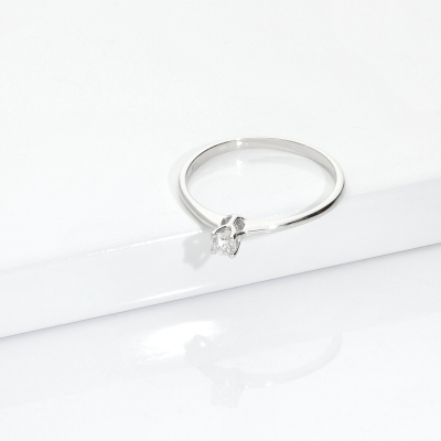 Bague solitaire en or blanc 18k à quatre griffes avec diamant ct. 0,10