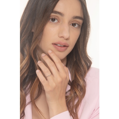 Bague solitaire en or blanc 18k à quatre griffes avec diamant ct. 0,10