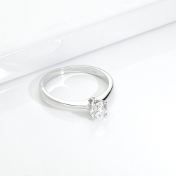 Bague solitaire en or blanc 18k à quatre griffes avec diamant CT 0.50