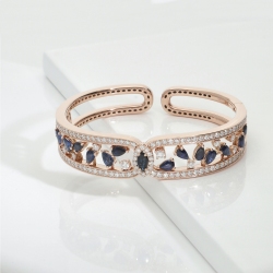 Bracelet en or rose 18k avec saphirs bleus et diamants