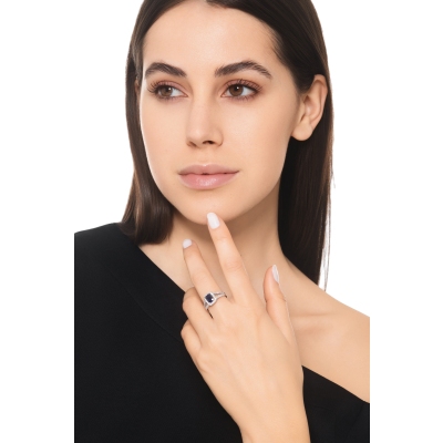 Bague halo en Or Blanc 18k avec Saphir Bleu et Diamants