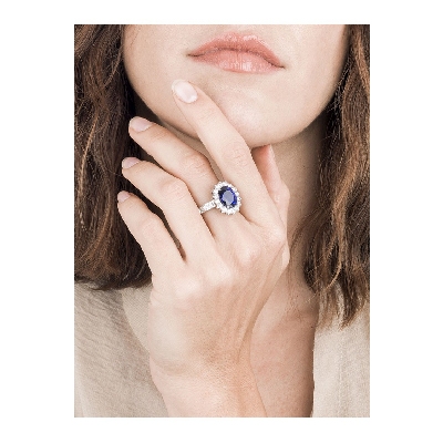 Bague halo avec saphir bleu ovale et diamants