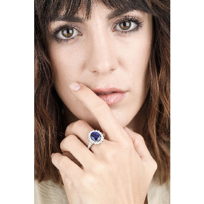 Bague halo avec saphir bleu ovale et diamants