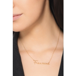 Collier personnalisable en or jaune 18k avec prenom en cursive stylisee 2