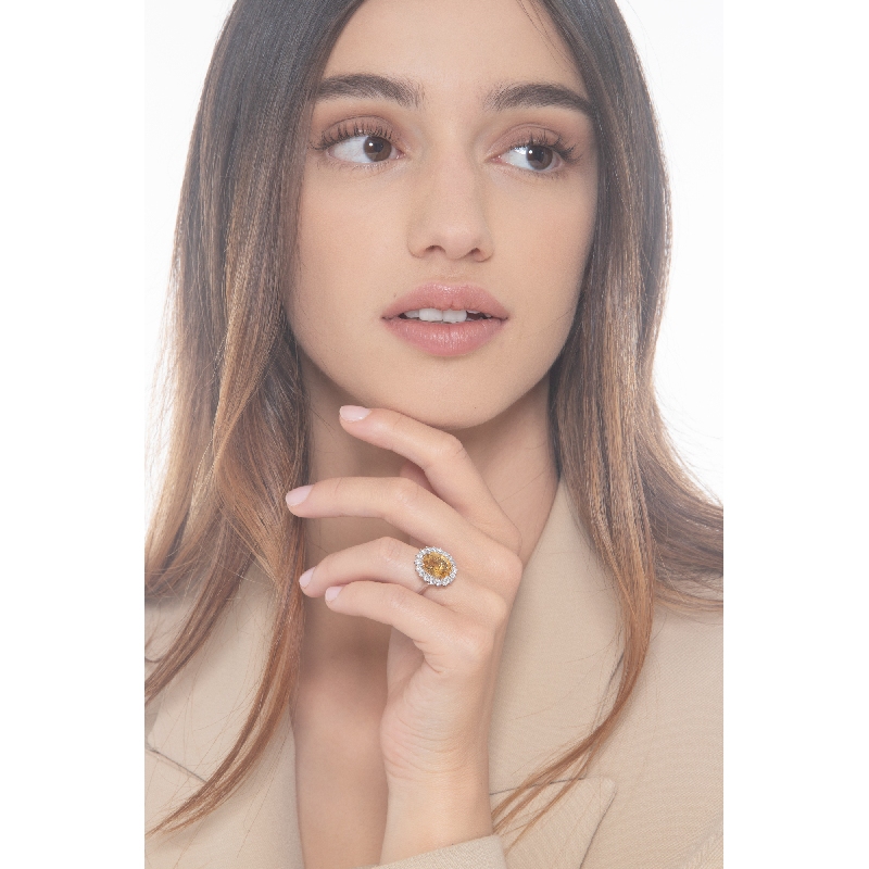 Bague en or blanc 750 avec citrine ovale et diamants Bague en or blanc 750 avec citrine ovale et diamants