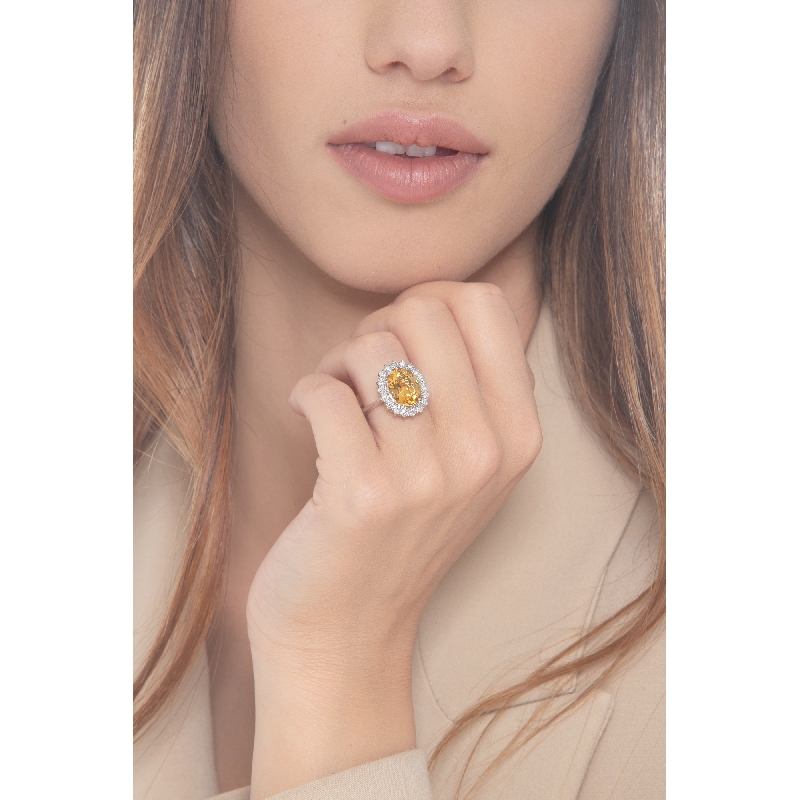 Bague en or blanc 750 avec citrine ovale et diamants Bague en or blanc 750 avec citrine ovale et diamants