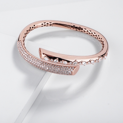 Bracelet semi-rigide design en or rose 18k avec diamants
