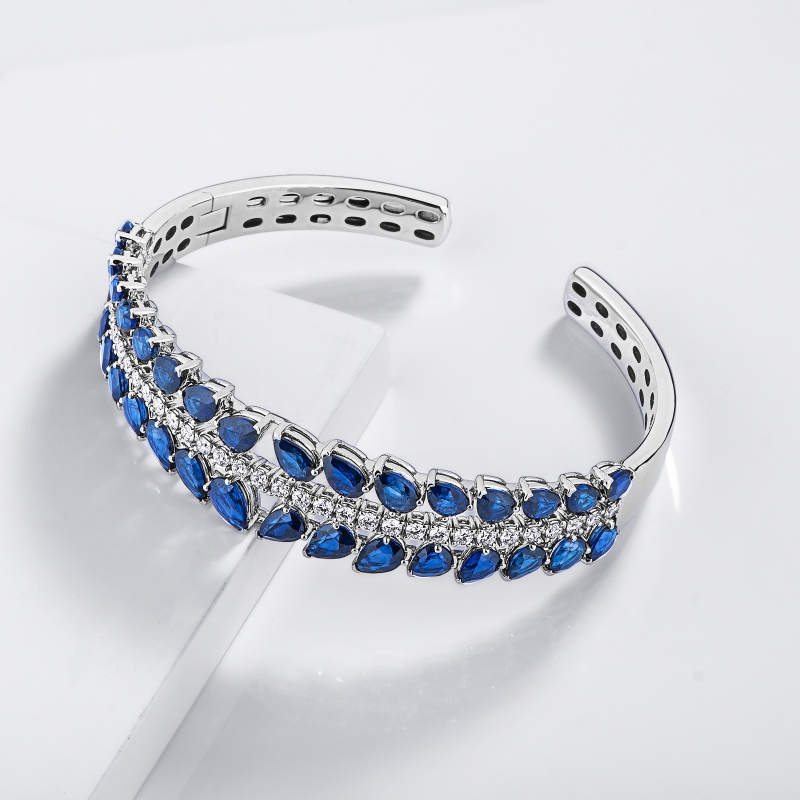 Bracelet Ouvert en Or Blanc 18k avec Saphirs et Diamants