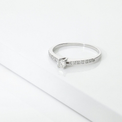 Bague or blanc 18k avec diamant central et diamants latéraux