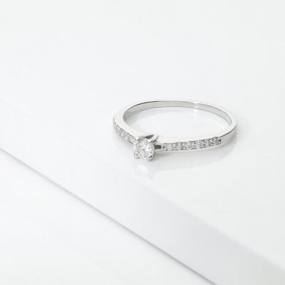 Bague or blanc 18k avec diamant central et diamants latéraux
