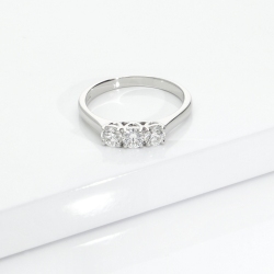 Demi-alliance 3 diamants ronds 0.60 ct or blanc 18k