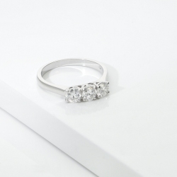 Demi-alliance avec 3 diamants taille brillant de 0,90 ct en or blanc 18k