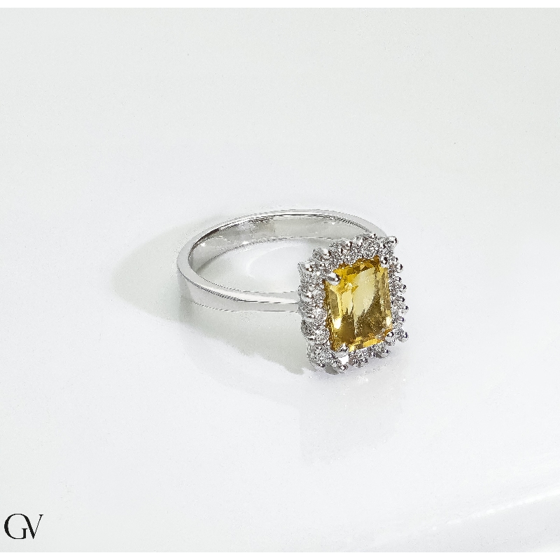 Bague en or blanc 18k avec citrine rectangulaire et diamants Bague en or blanc 18k avec citrine rectangulaire et diamants