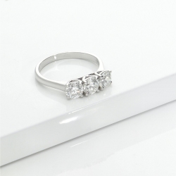 Bague 3 pierres de 1.50 ct en or blanc 18k 