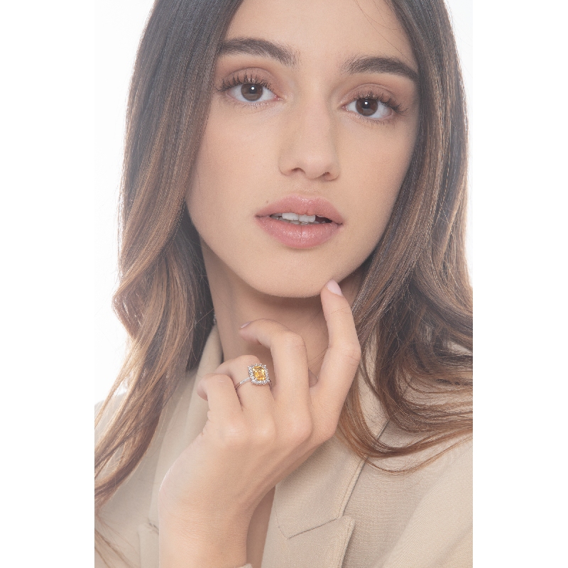 Bague en or blanc 18k avec citrine rectangulaire et diamants Bague en or blanc 18k avec citrine rectangulaire et diamants