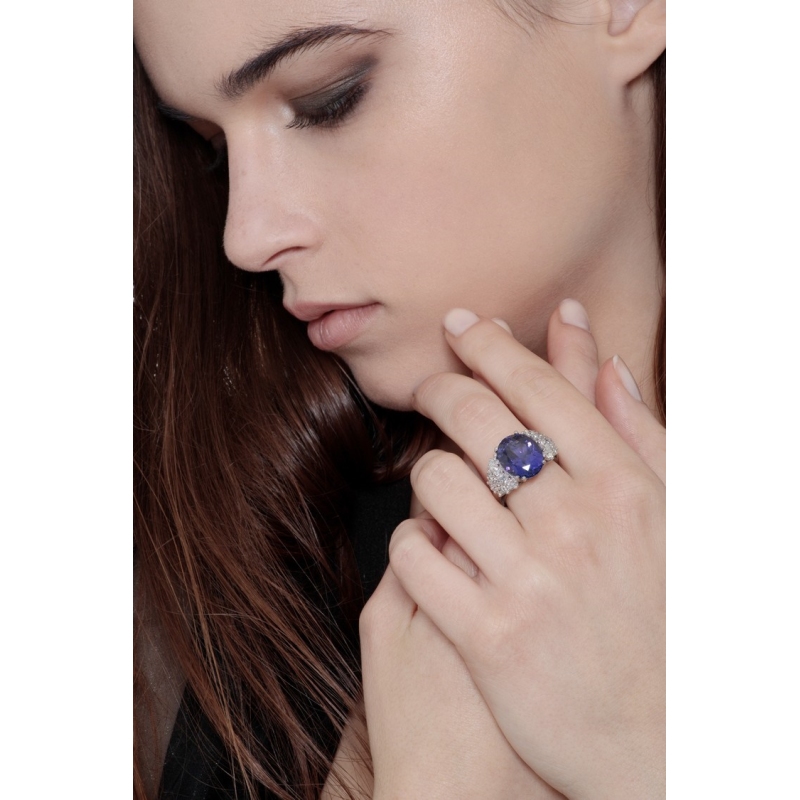 Bague en or blanc 18k avec tanzanite ovale et diamants