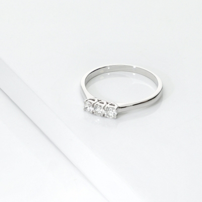 Bague trilogy femme en or blanc avec diamants 0.30 ct