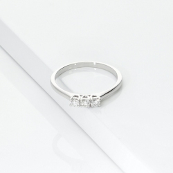 Bague trilogy linéaire en or blanc 18k avec diamants 0,21 ct